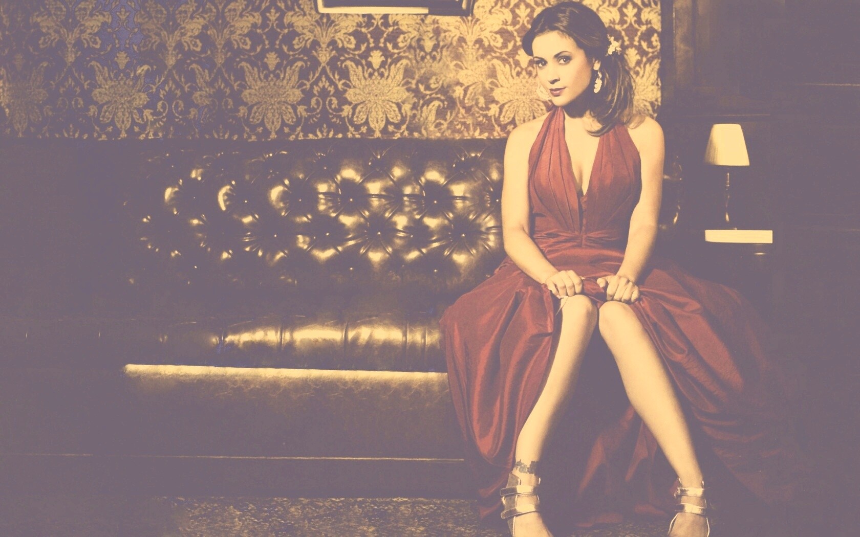 Алиса Милано в роскошном интерьере обои