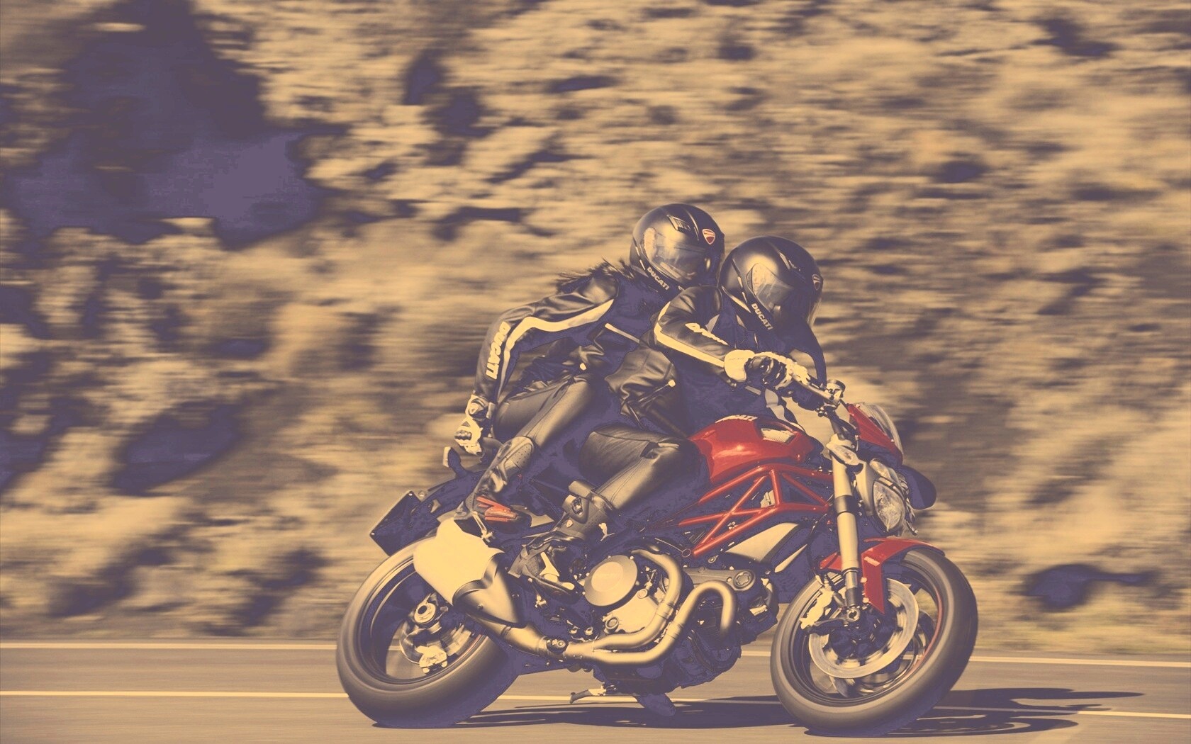Байкер с девушкой на мотоцикле обои