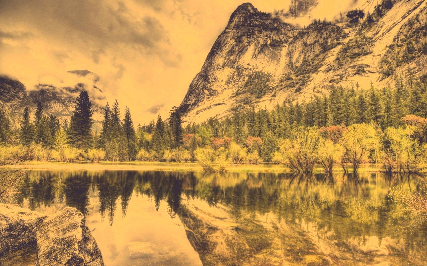 Красивый вид на маленькое горное озеро обои