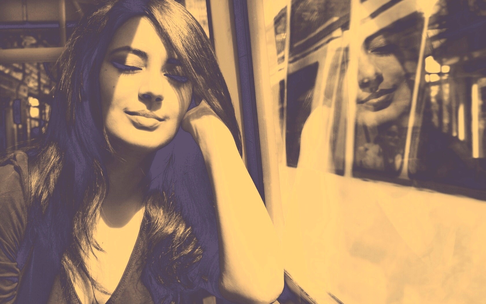 Девушка с закрытыми глазами в электричке обои