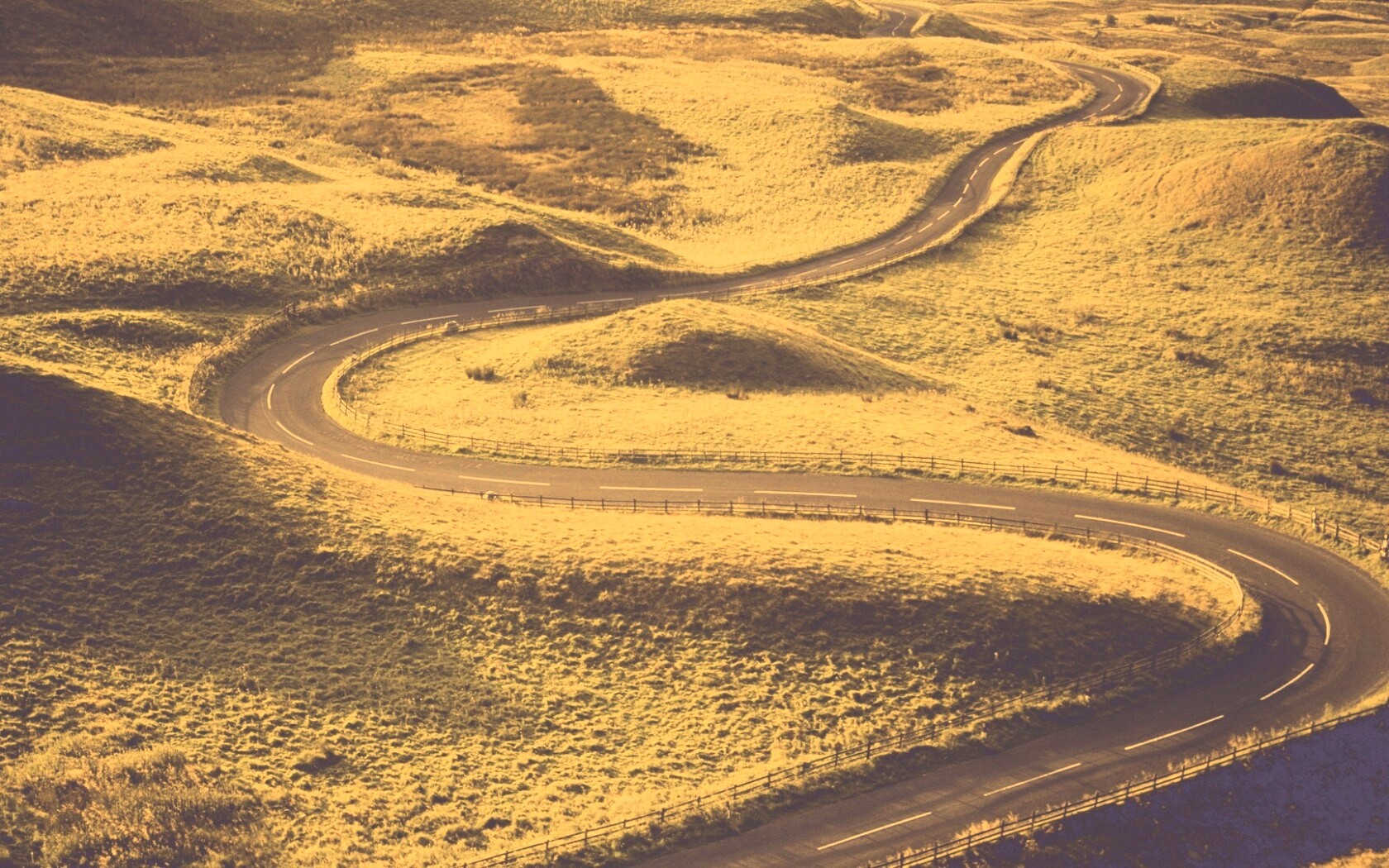 Дорога петляет меж холмов обои