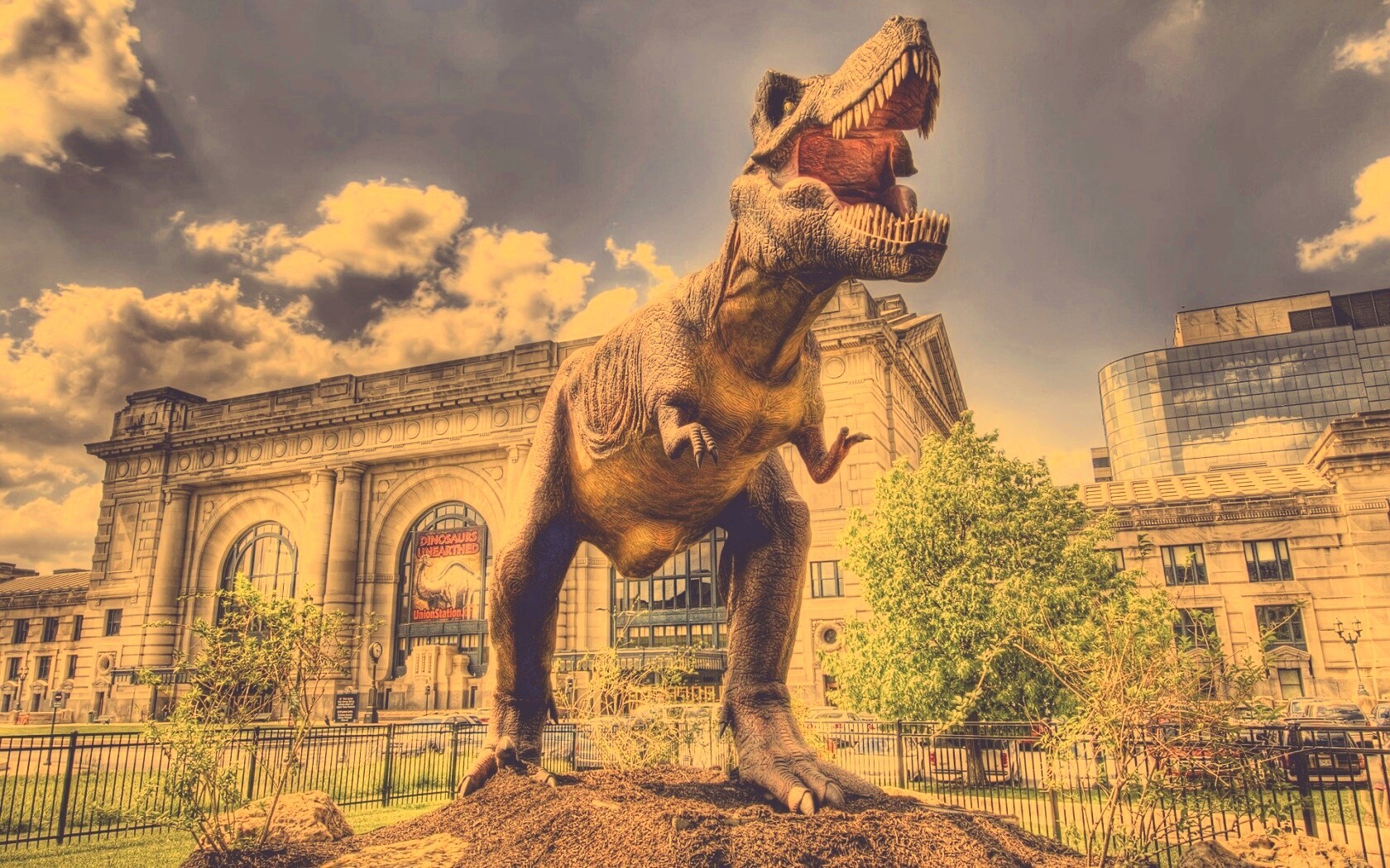 Скульптура динозавра рядом с музеем рептилий обои