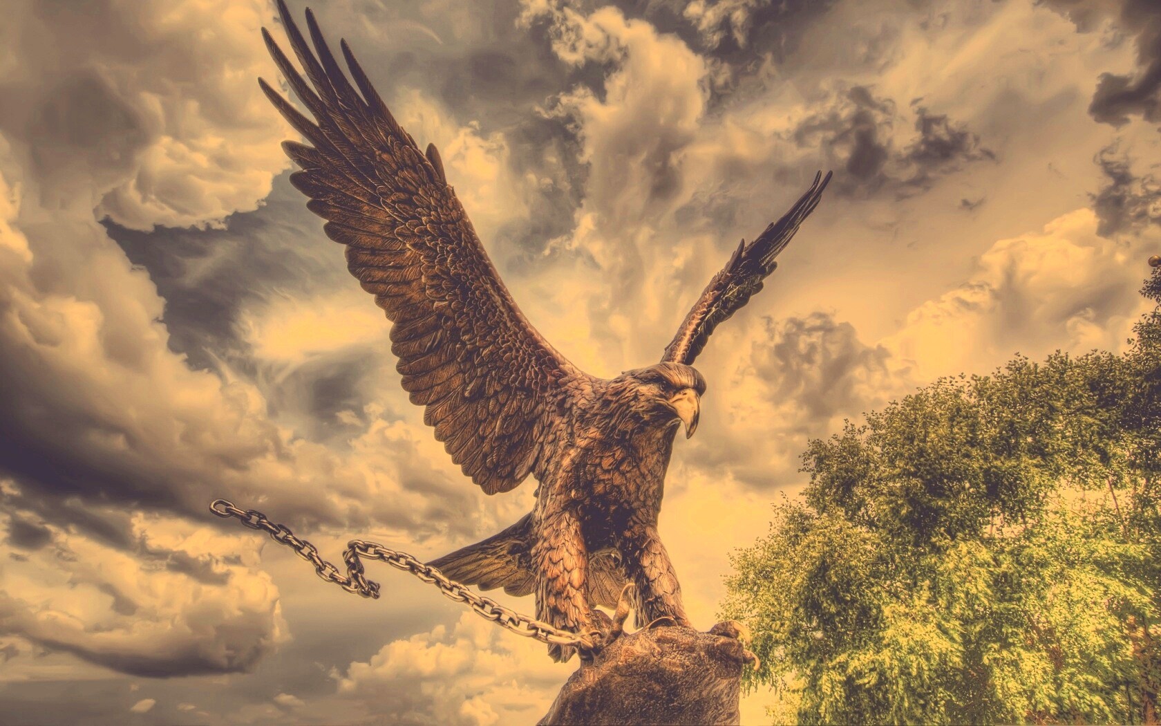 Скульптура орла с цепью в когтях обои