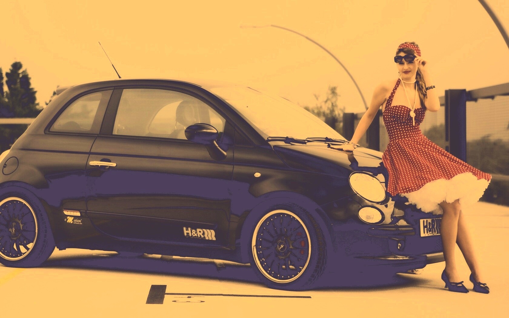 Черный фиат и девушка обои