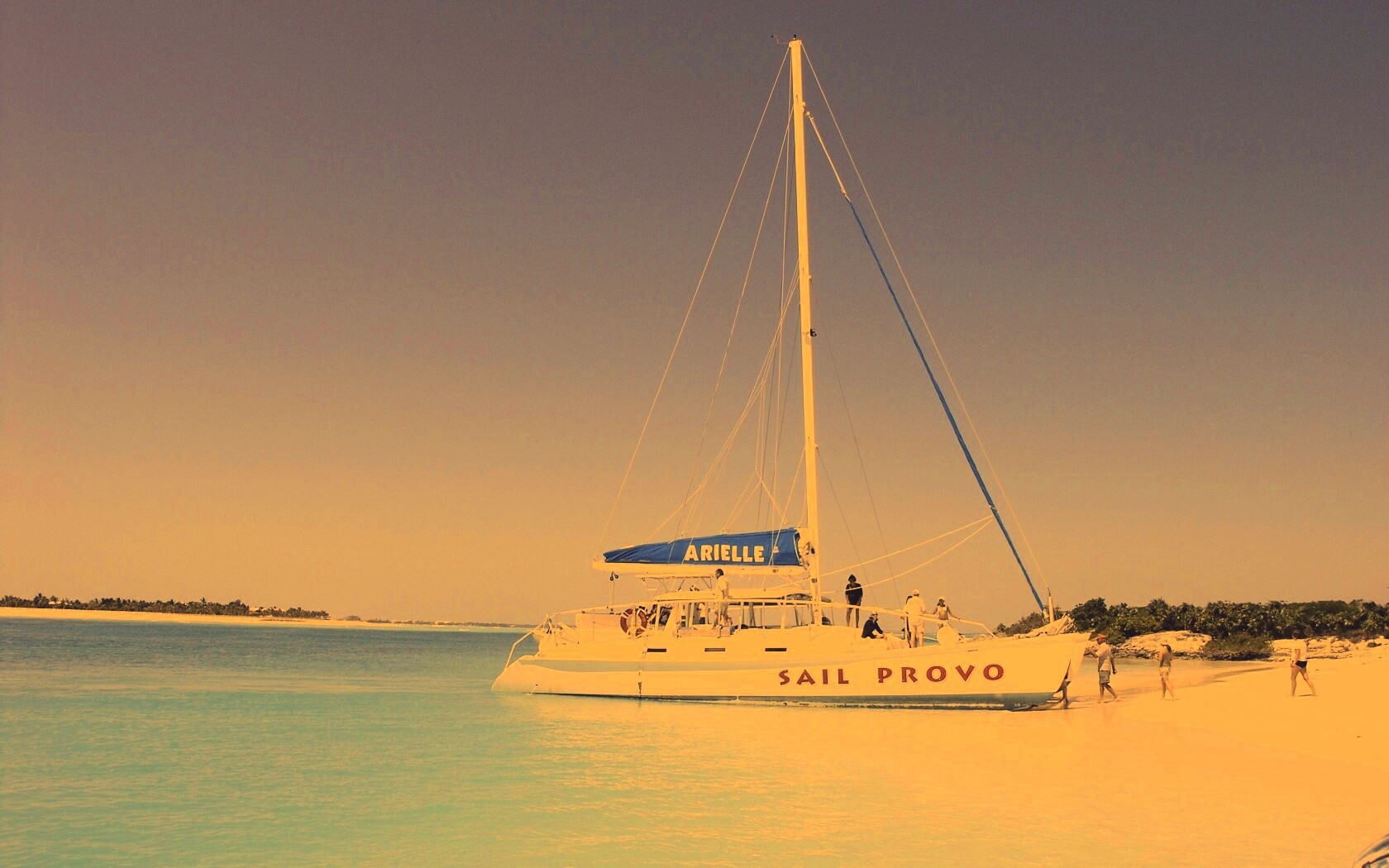 Яхта в голубой лагуне обои