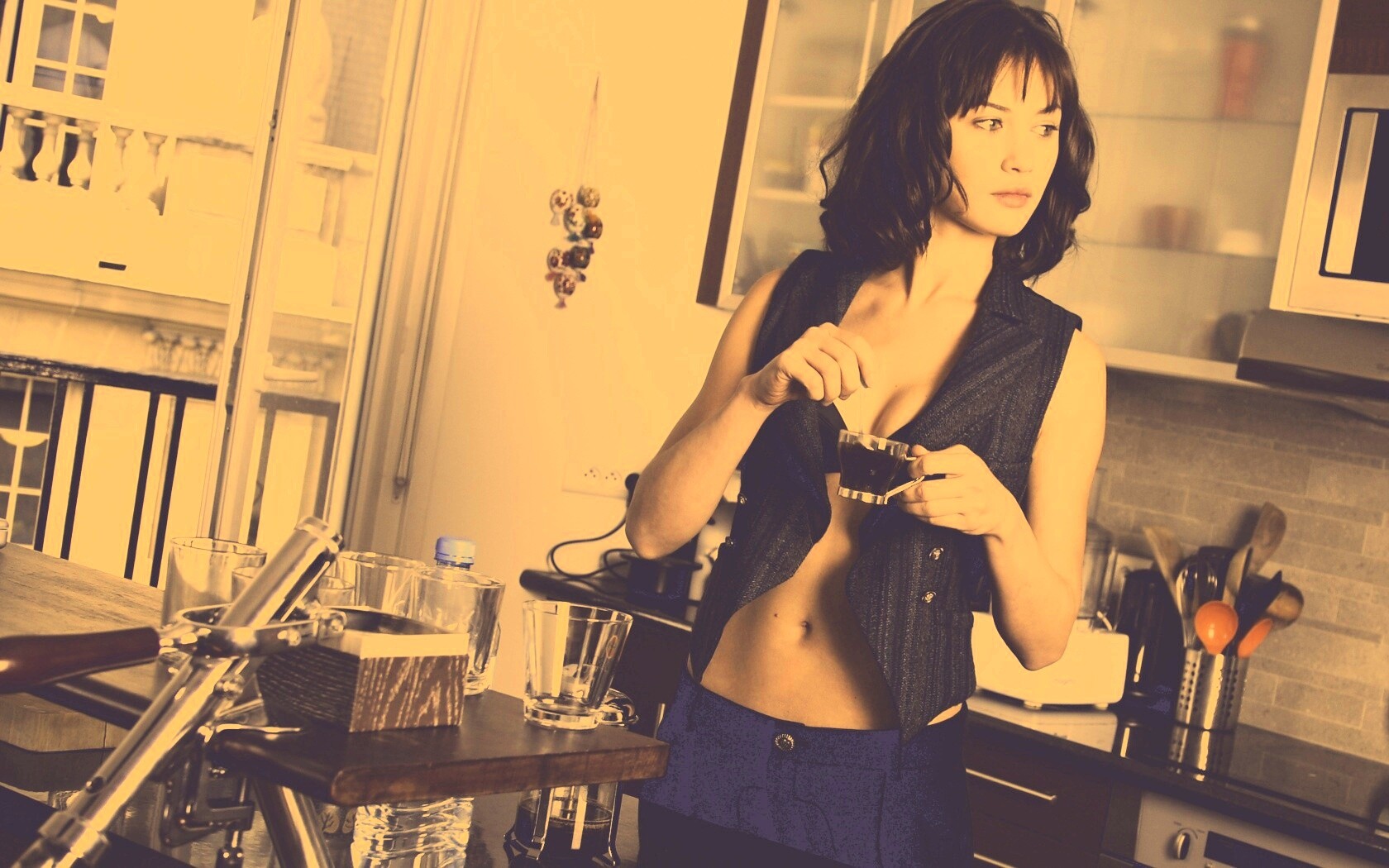 Ольга Куриленко пьет кофе обои