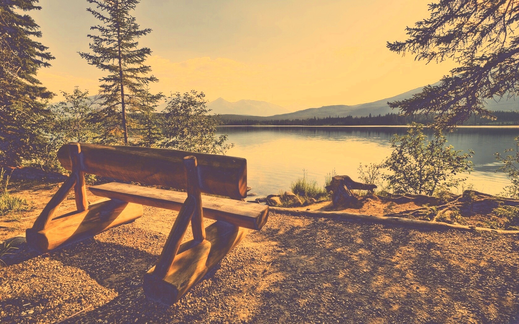 Деревянная скамья на берегу озера обои