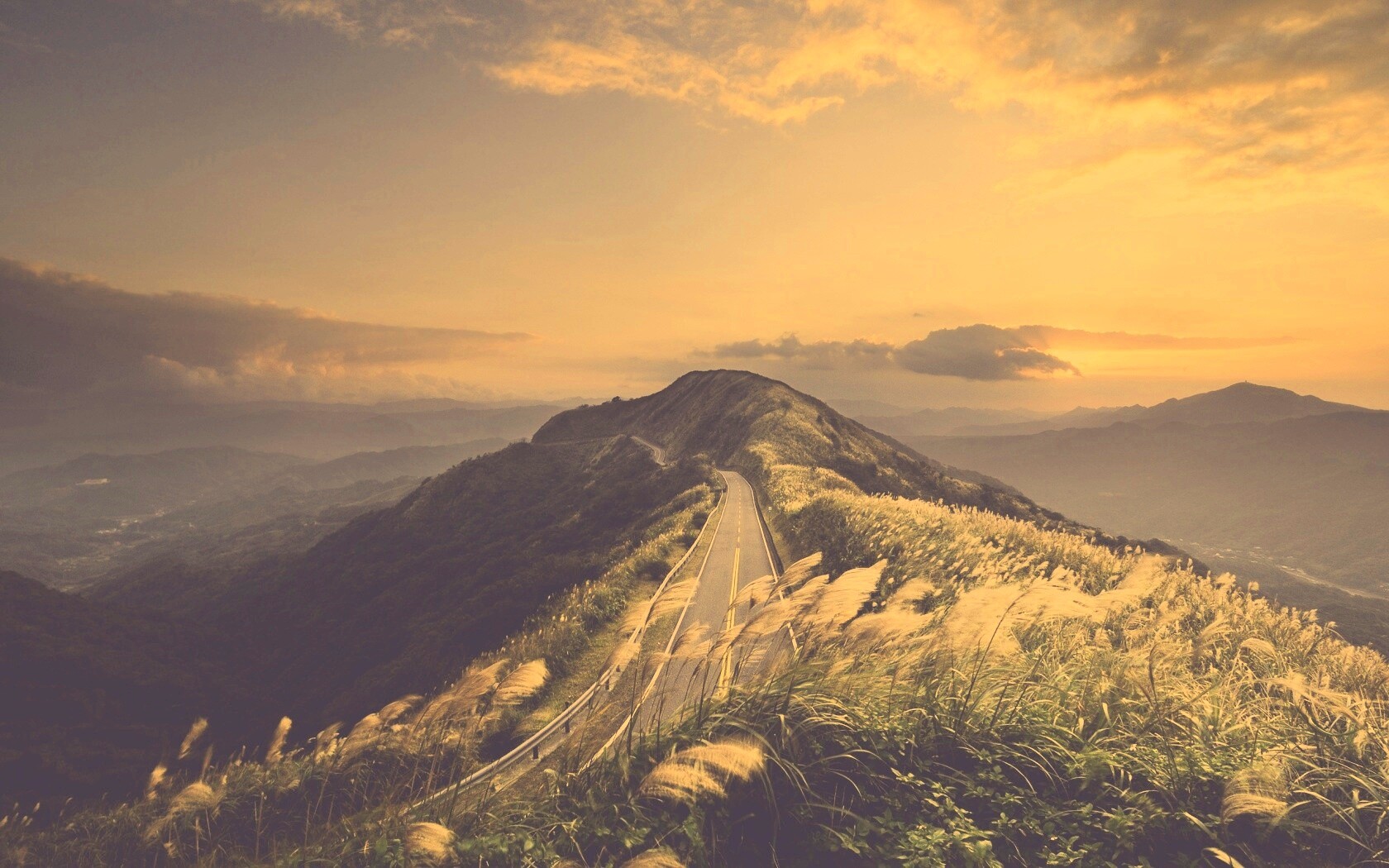 Дорога вдоль вершины холма обои
