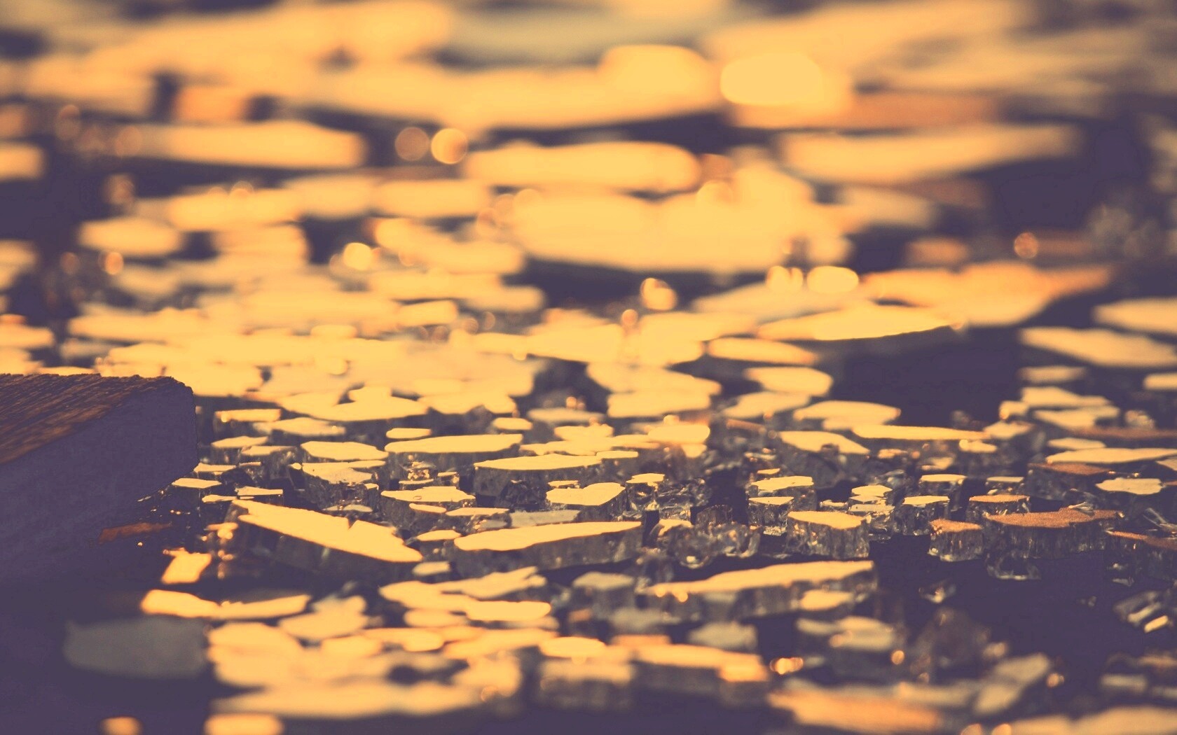 Битое стекло в лучах солнца обои