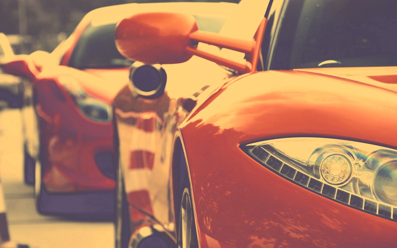 Череда красных автомобилей обои