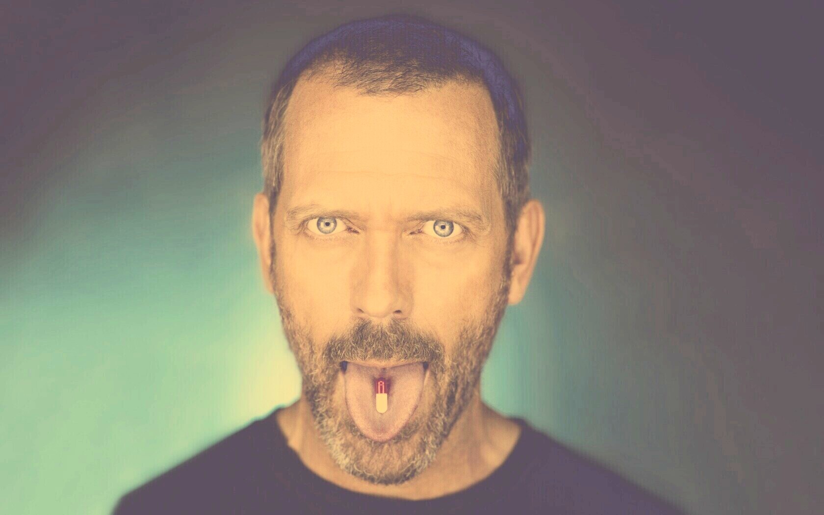 Доктор Хаус с таблеткой на языке обои