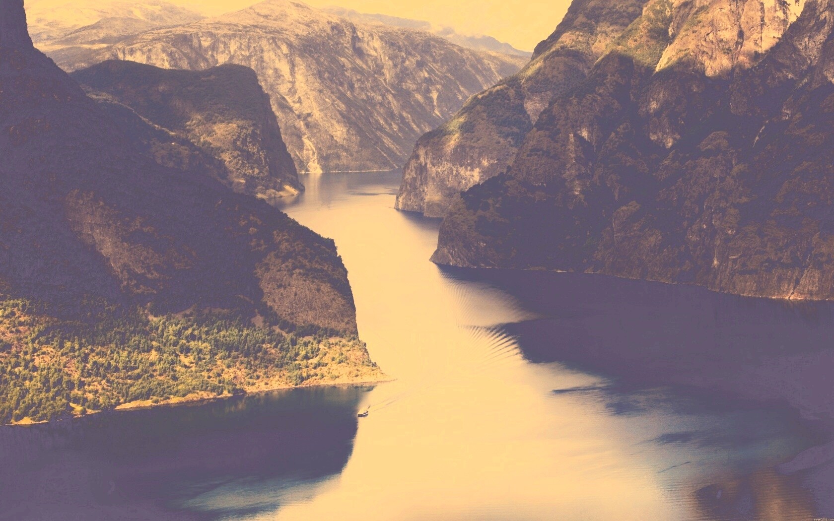 Лодка на реке среди высоких гор обои