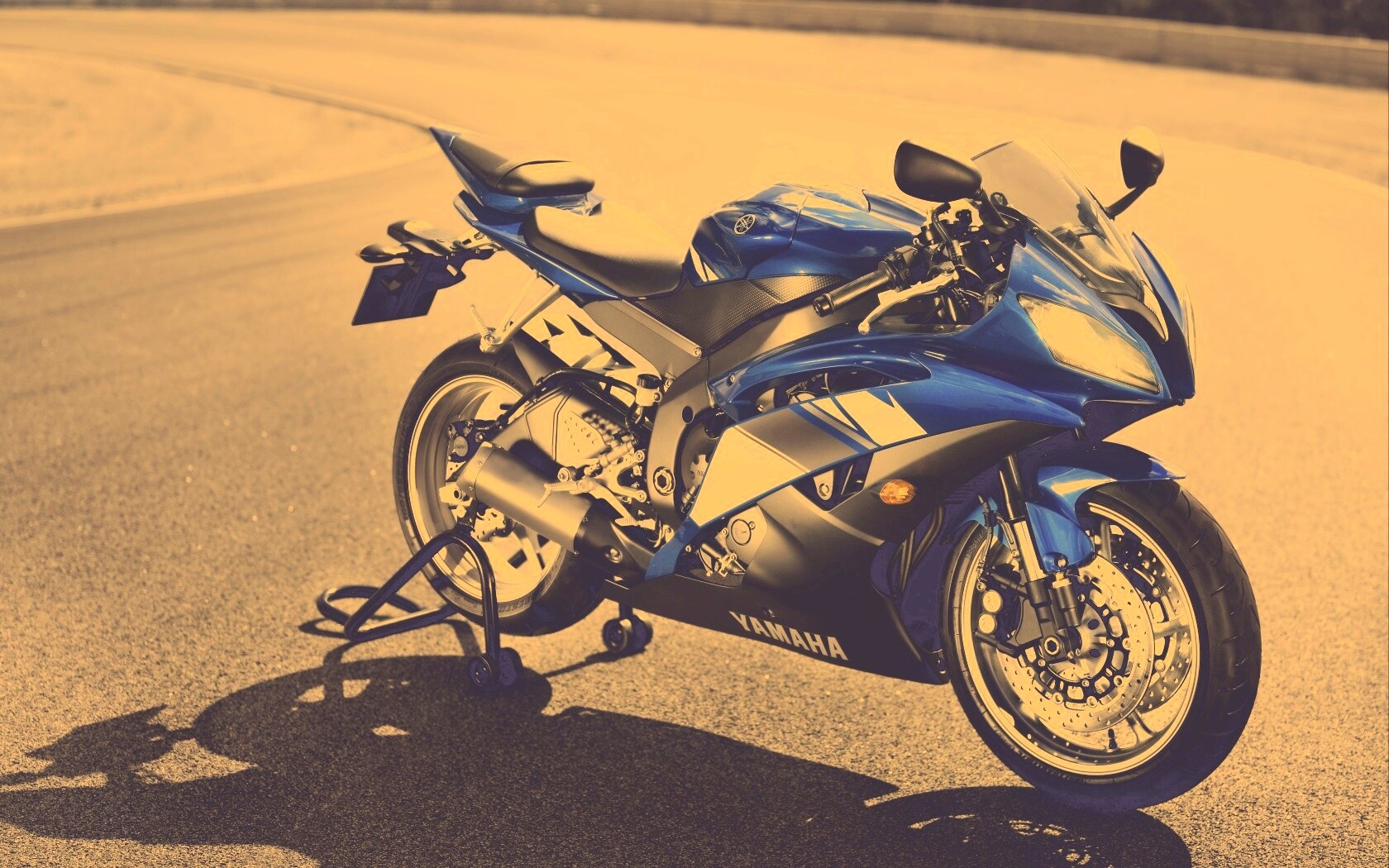 Мотоцикл Ямаха с блокиратором заднего колеса обои
