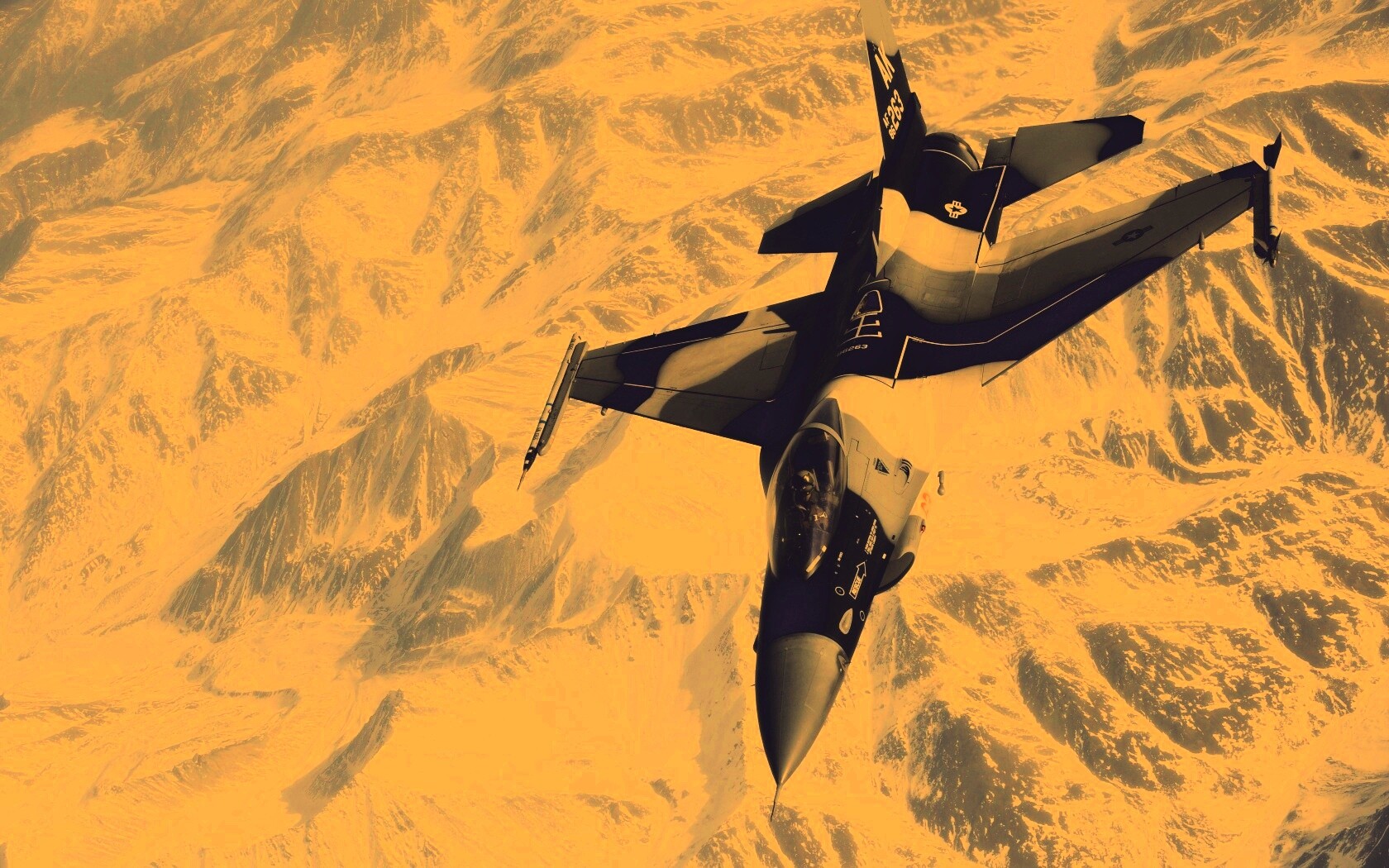 Истребитель над снежными пиками гор обои