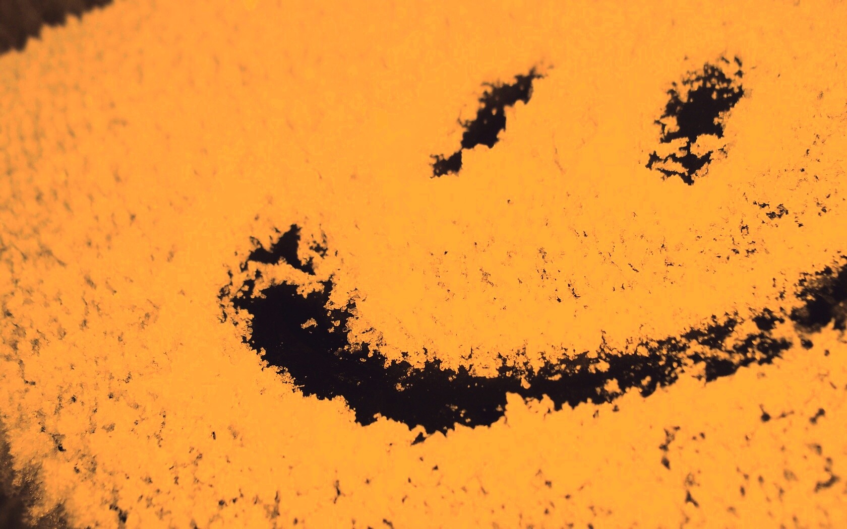 Смайлик на заснеженном стекле обои