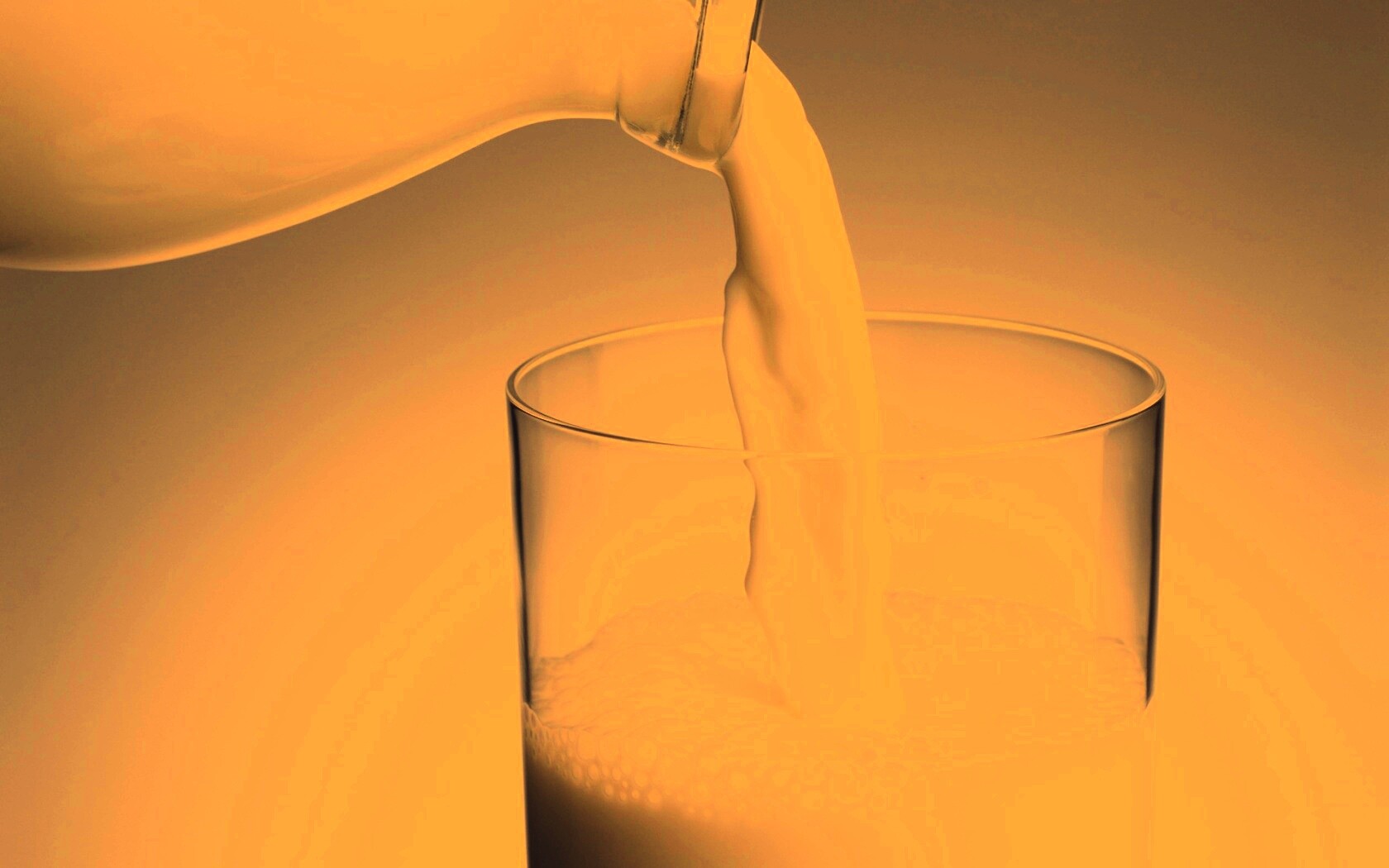 Молоко наливают в стакан обои