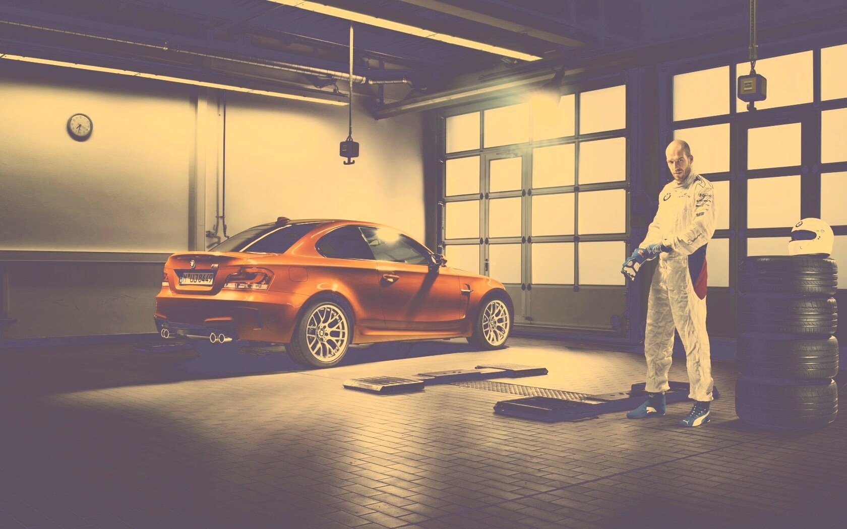 Гонщик и BMW M1 в гараже обои