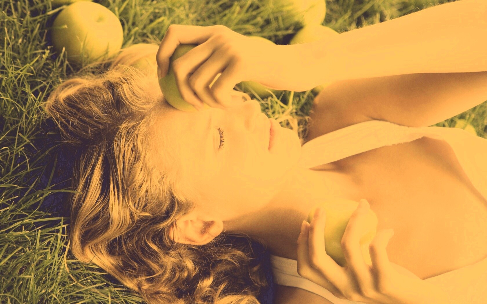 Девушка с яблоками обои