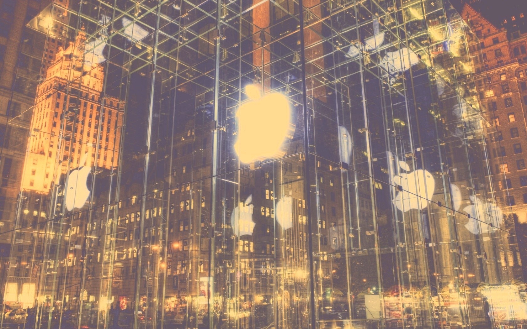 Отражение логотипа Apple в стеклянном здании обои