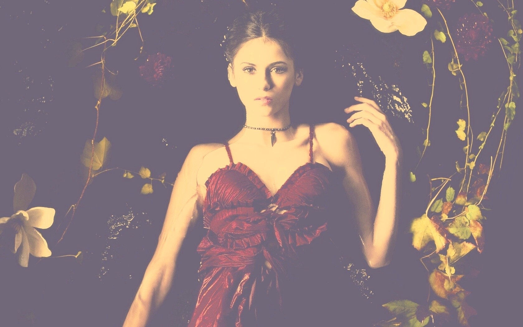 Женщина в красном платье обои