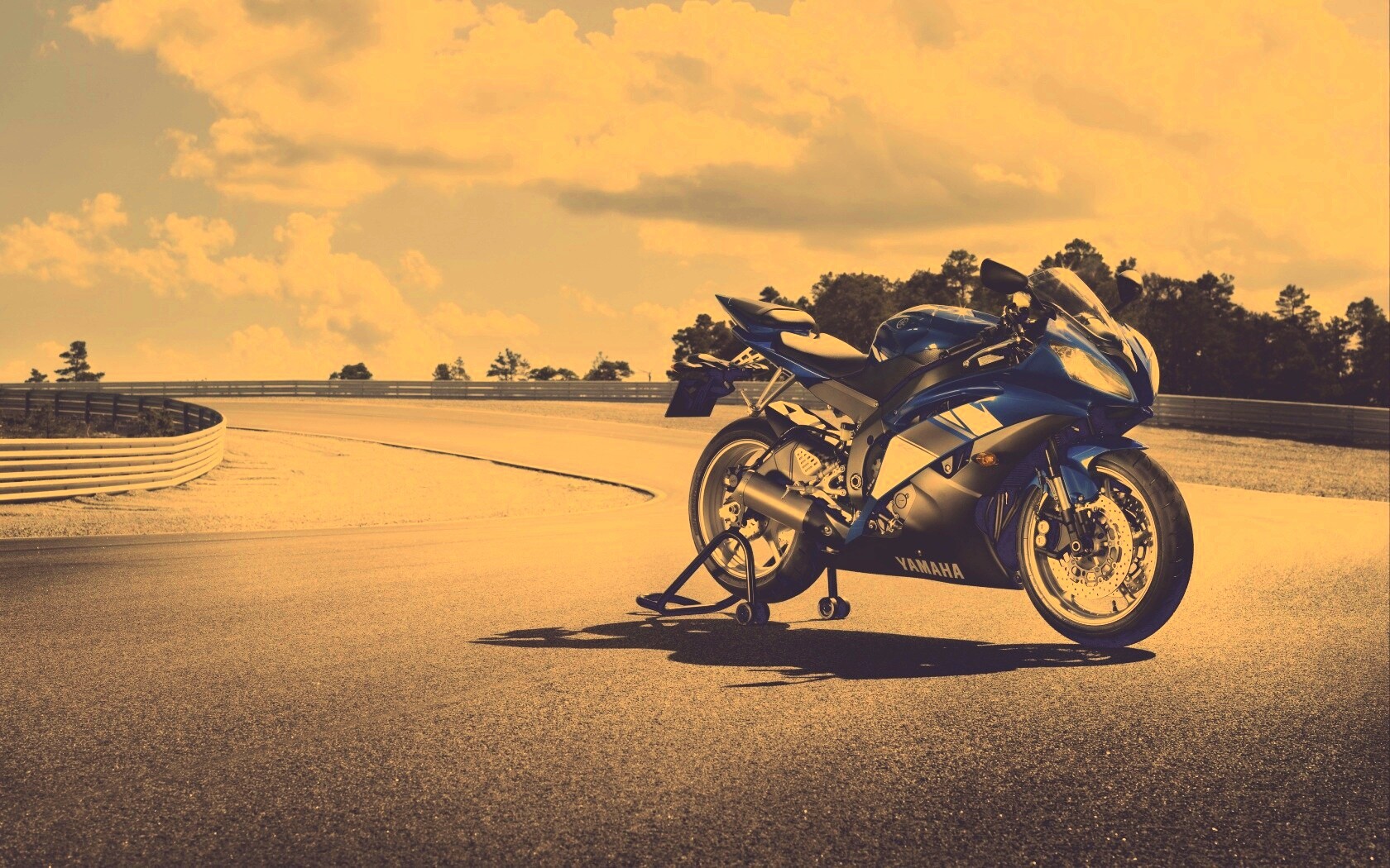 Yamaha R6 на трассе обои