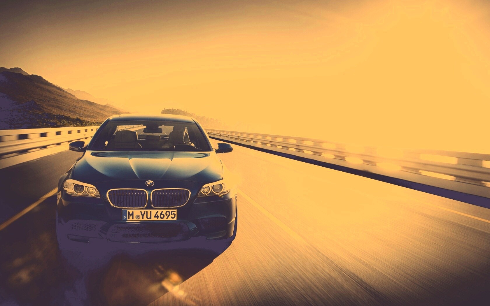 Синий БМВ на дороге обои