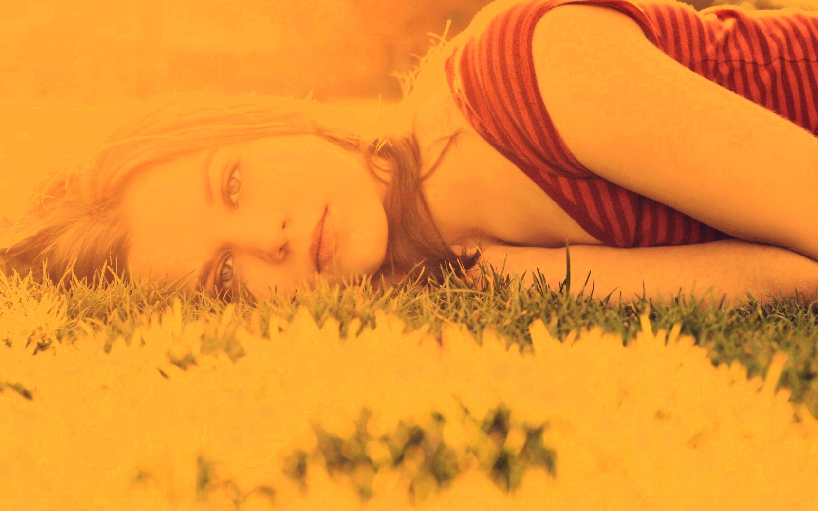 Девушка на траве обои
