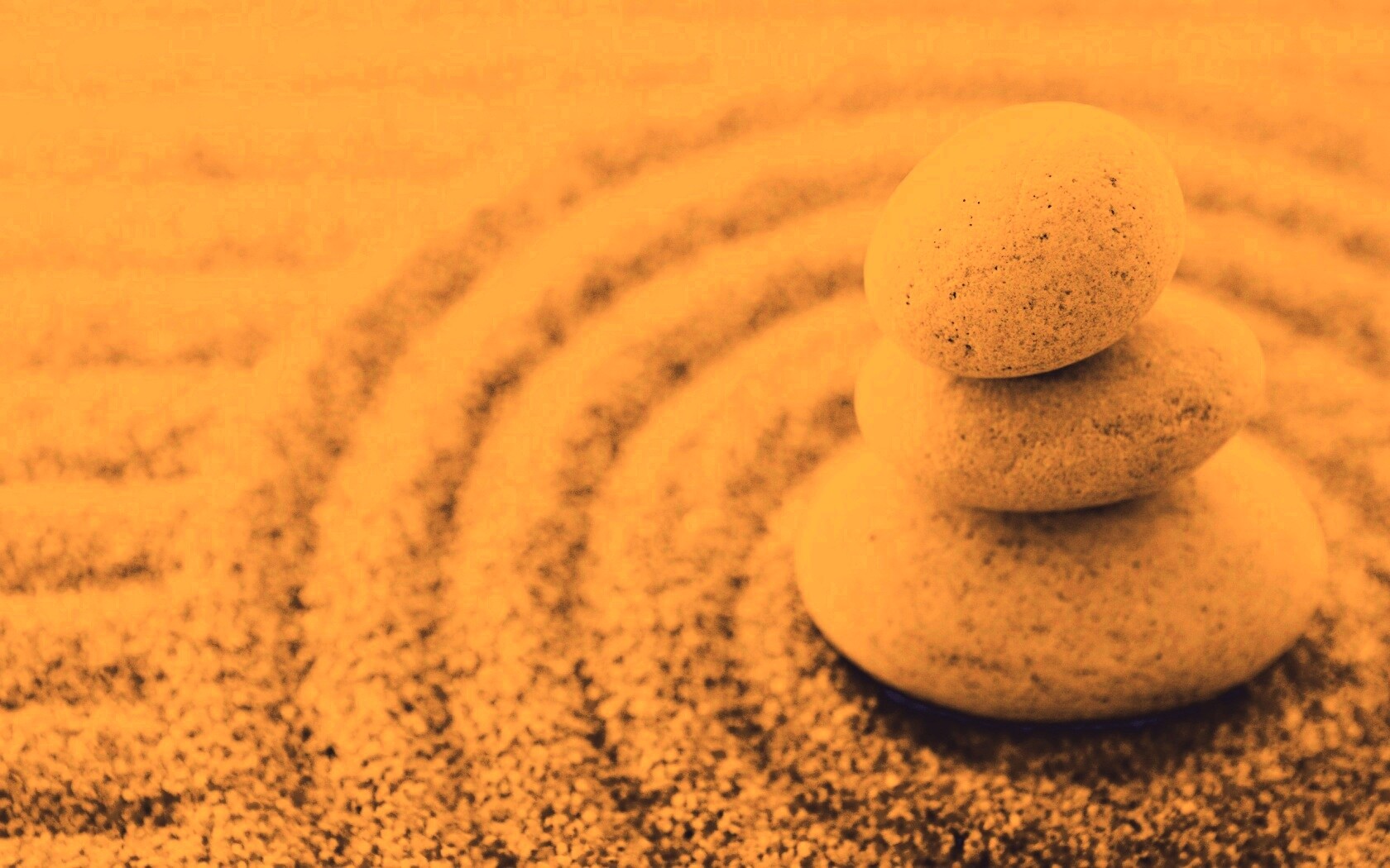 Пирамидка в саду камней обои