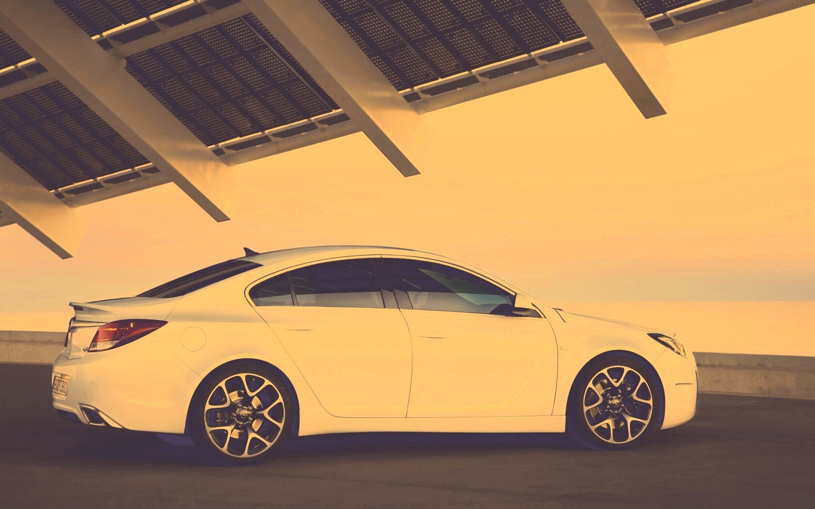 Белый седан под крышей обои