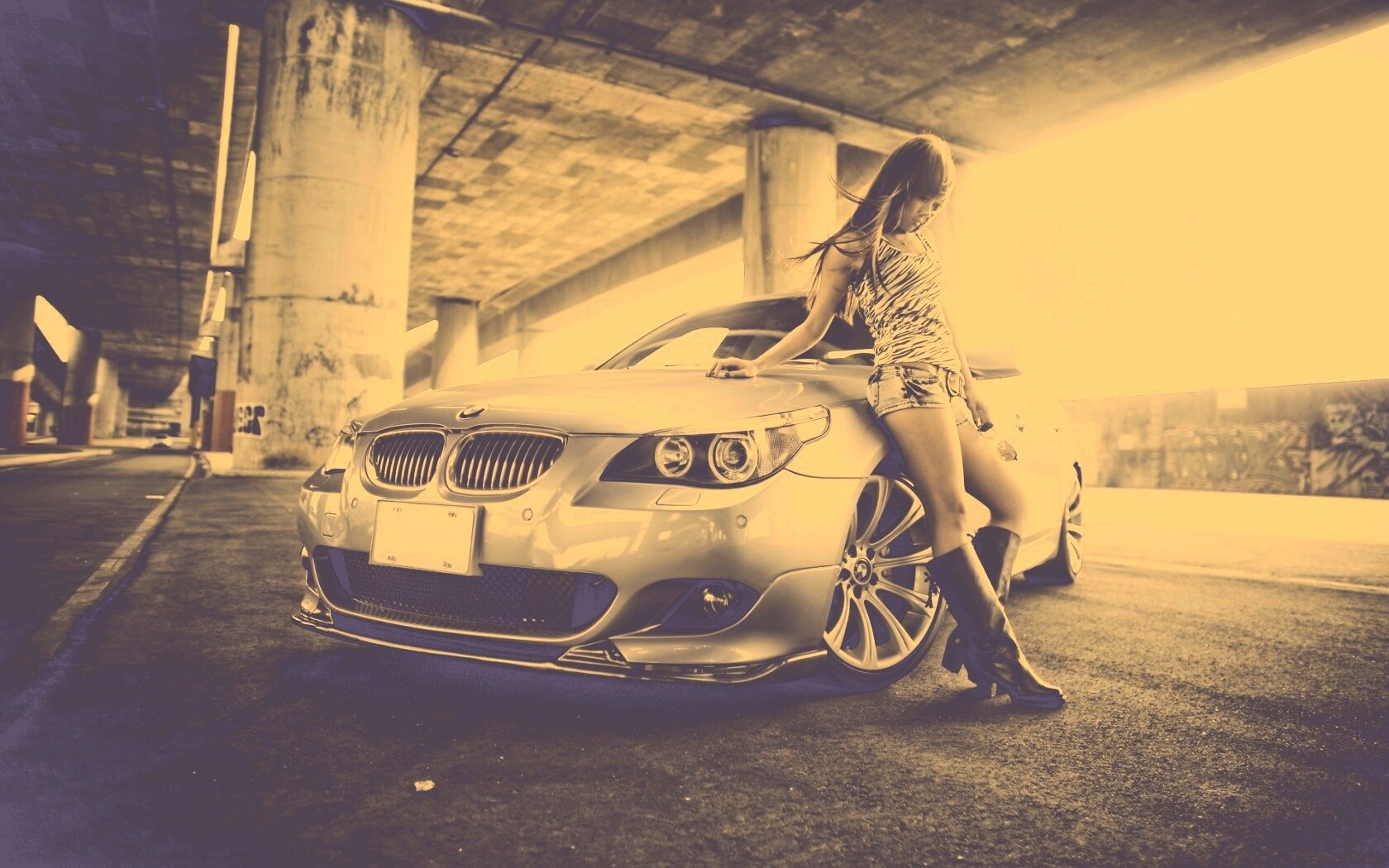 Девушка у BMW обои