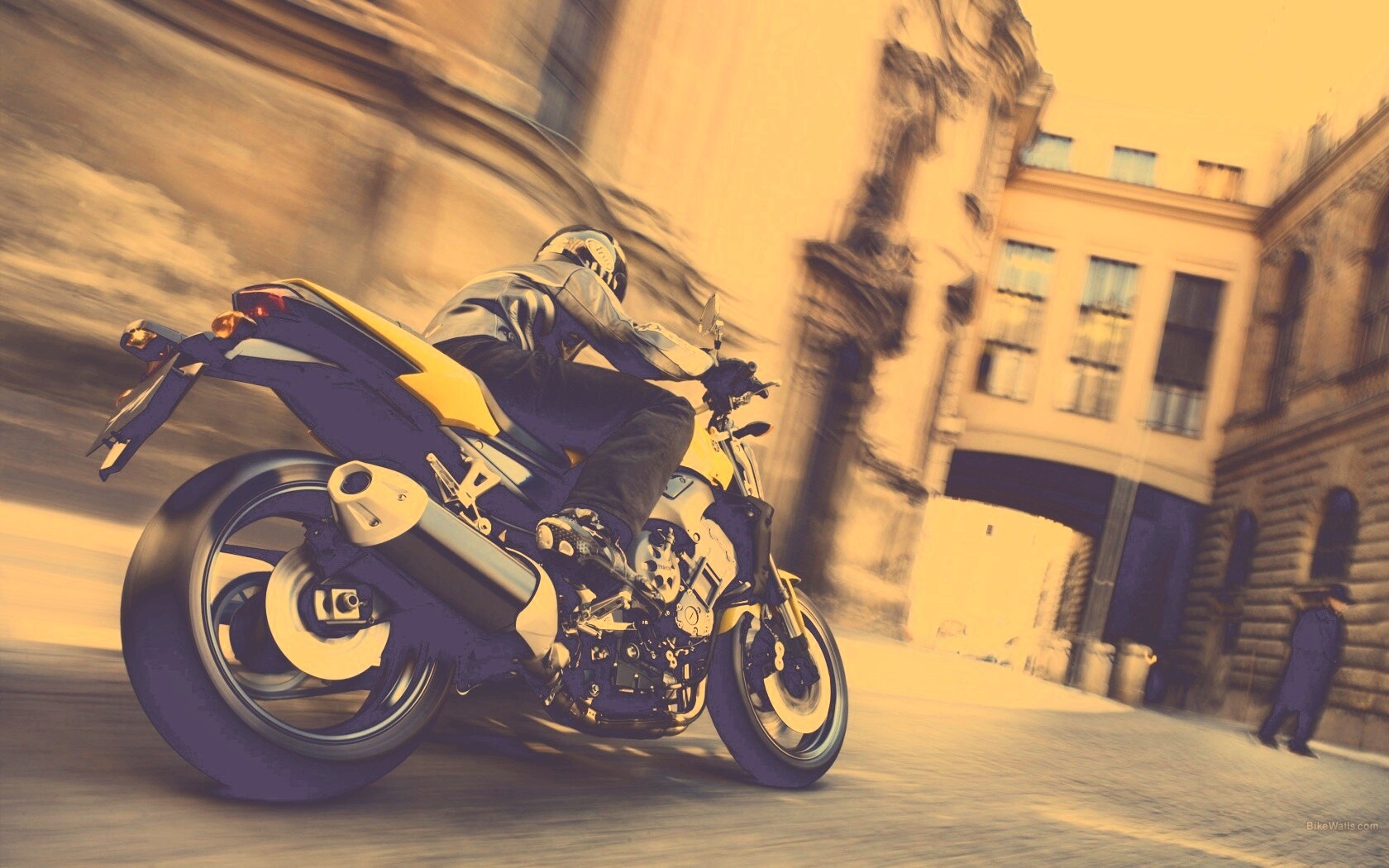 Ямаха и наездник на улицах города обои