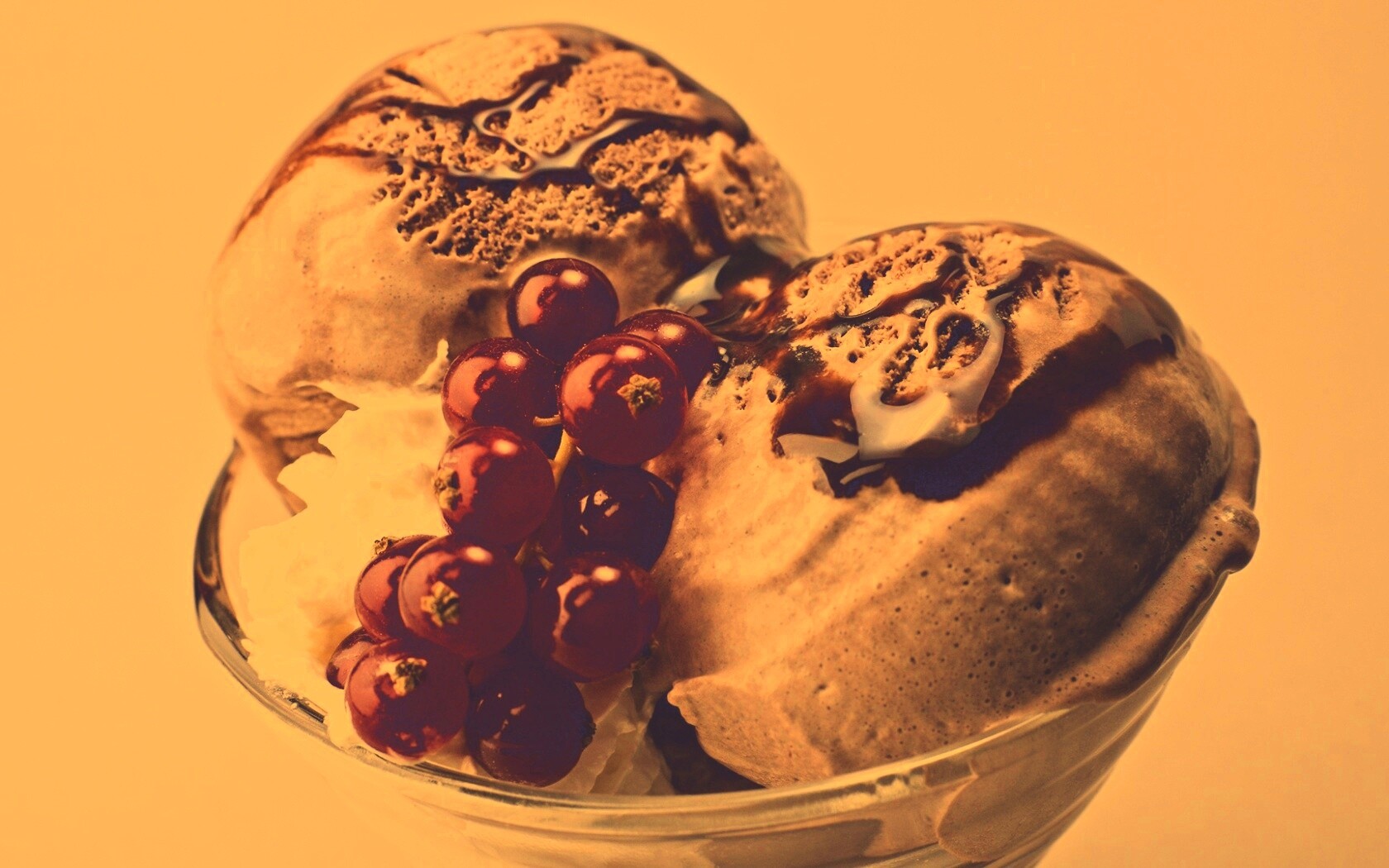 Шоколадное мороженое со смородинкой обои