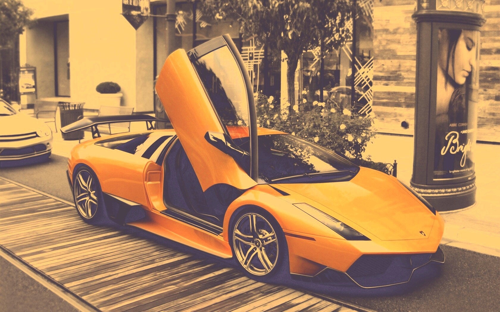 Оранжевая ламборджини на улице обои