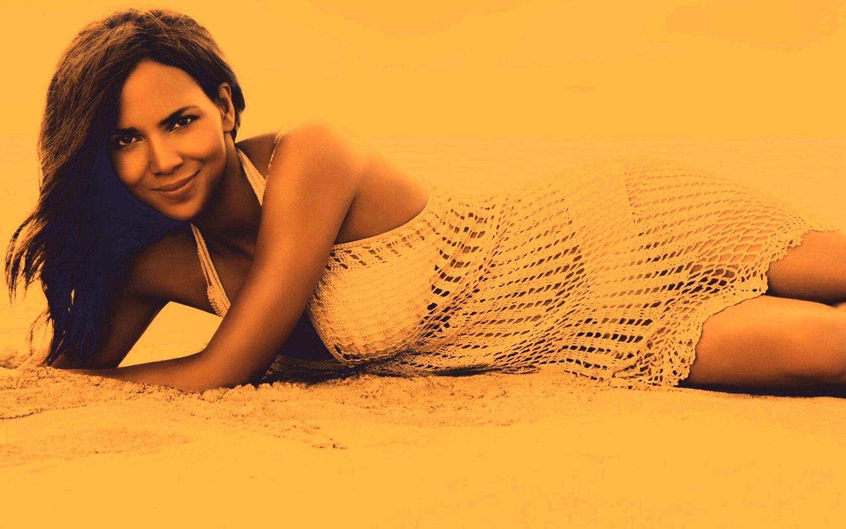 Холли Берри на пляже обои