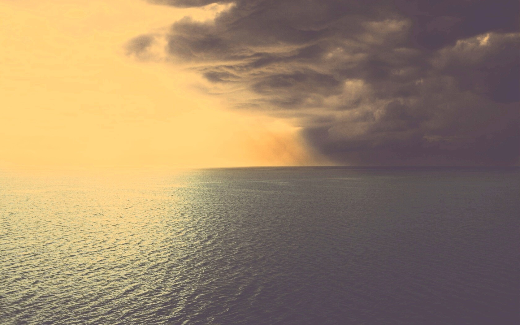 Синее море и грозные тучи обои