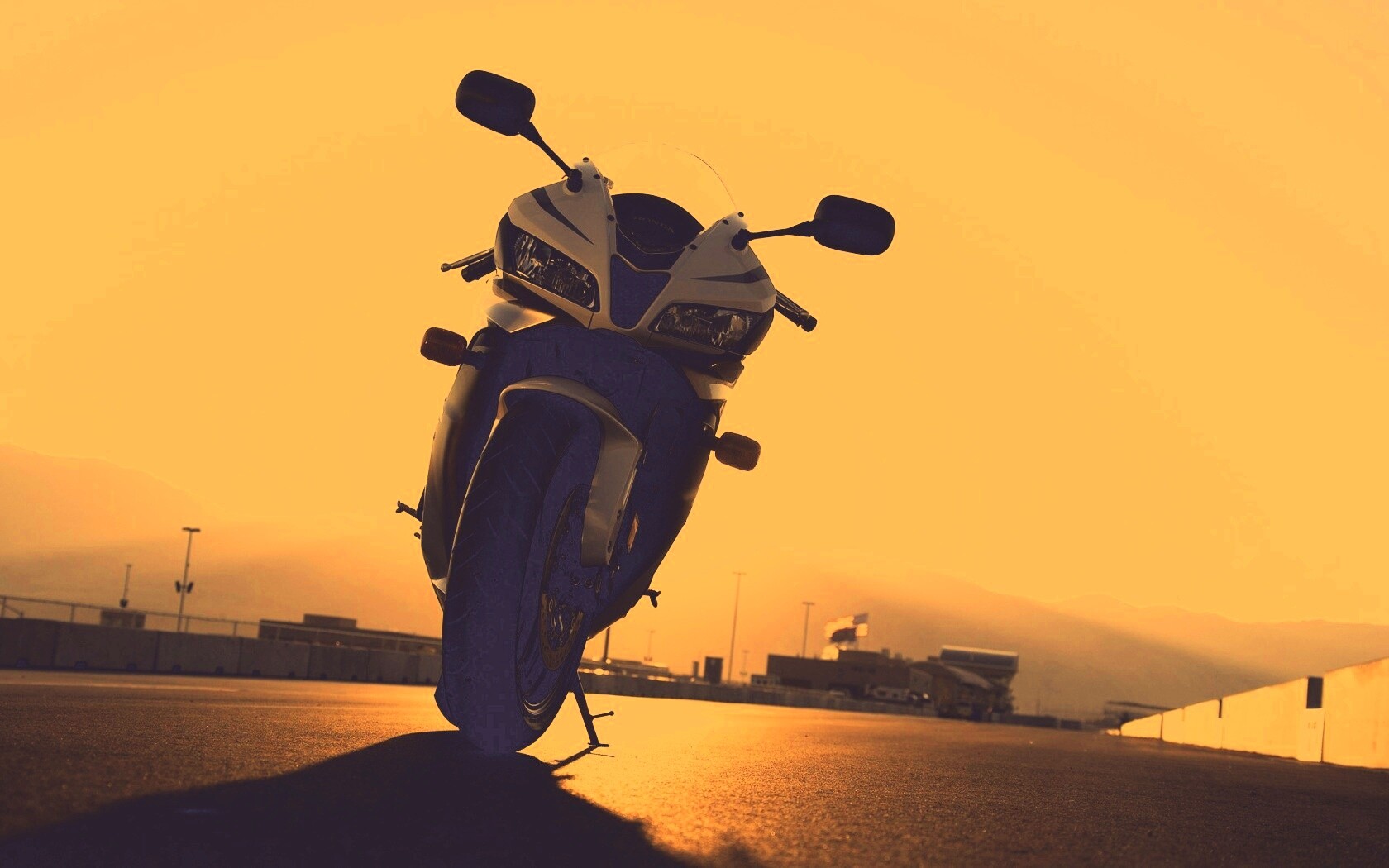 Мотоцикл на фоне заходящего солнца обои