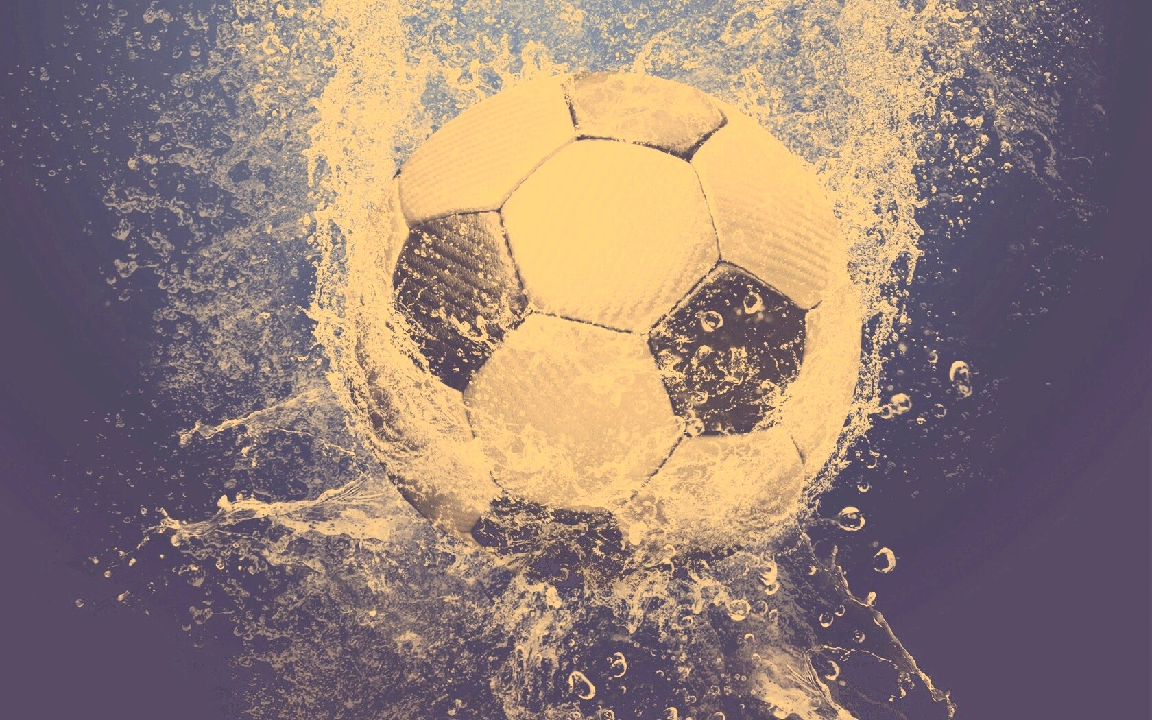 Футбольный мяч в воде обои