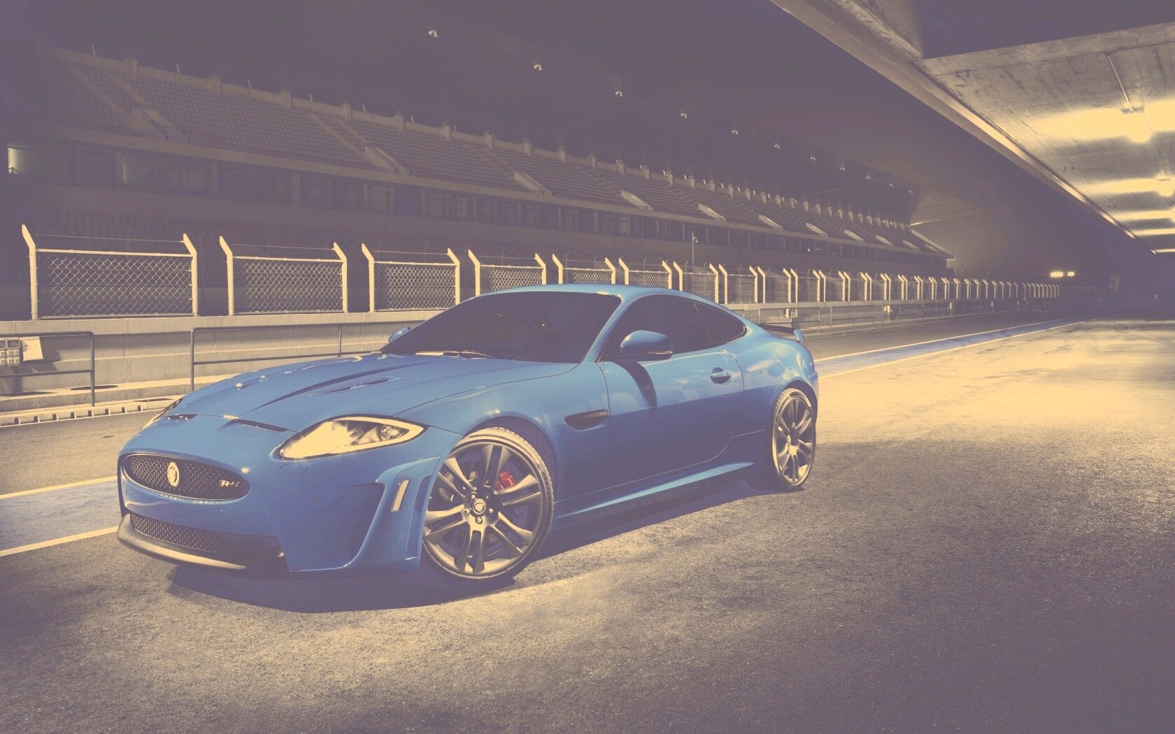 Синий спорткар на гоночном треке обои