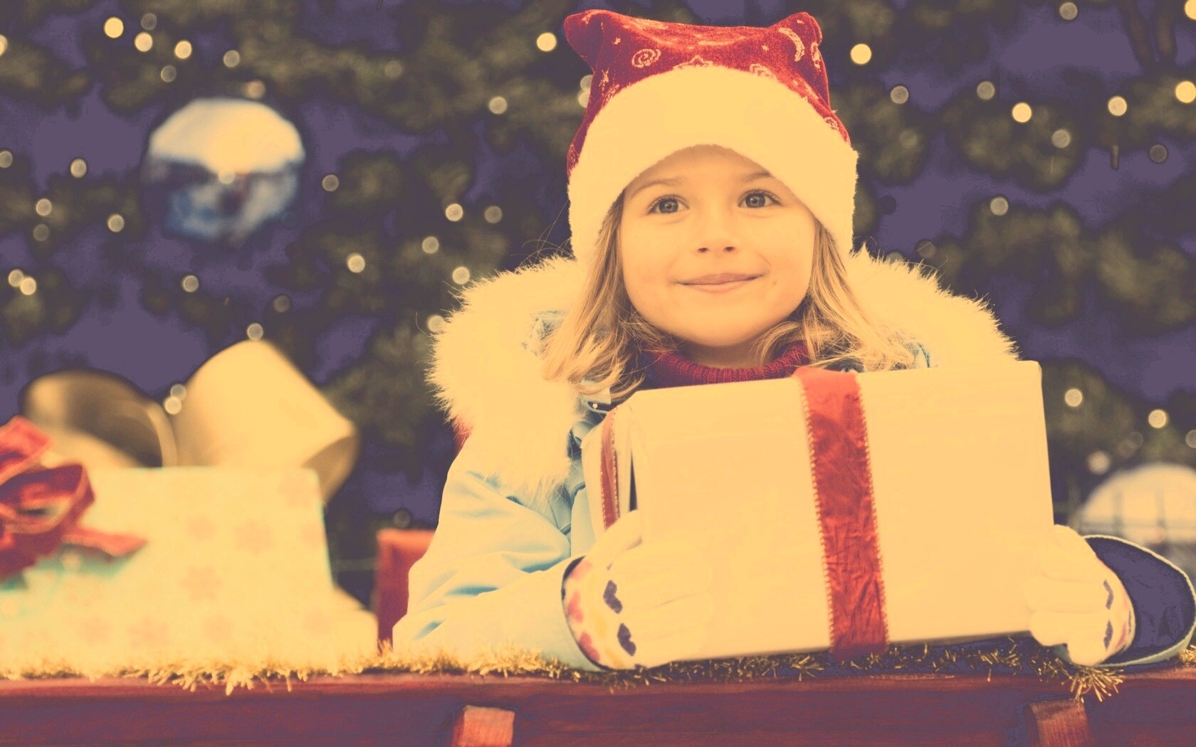 Ребенок с подарком обои