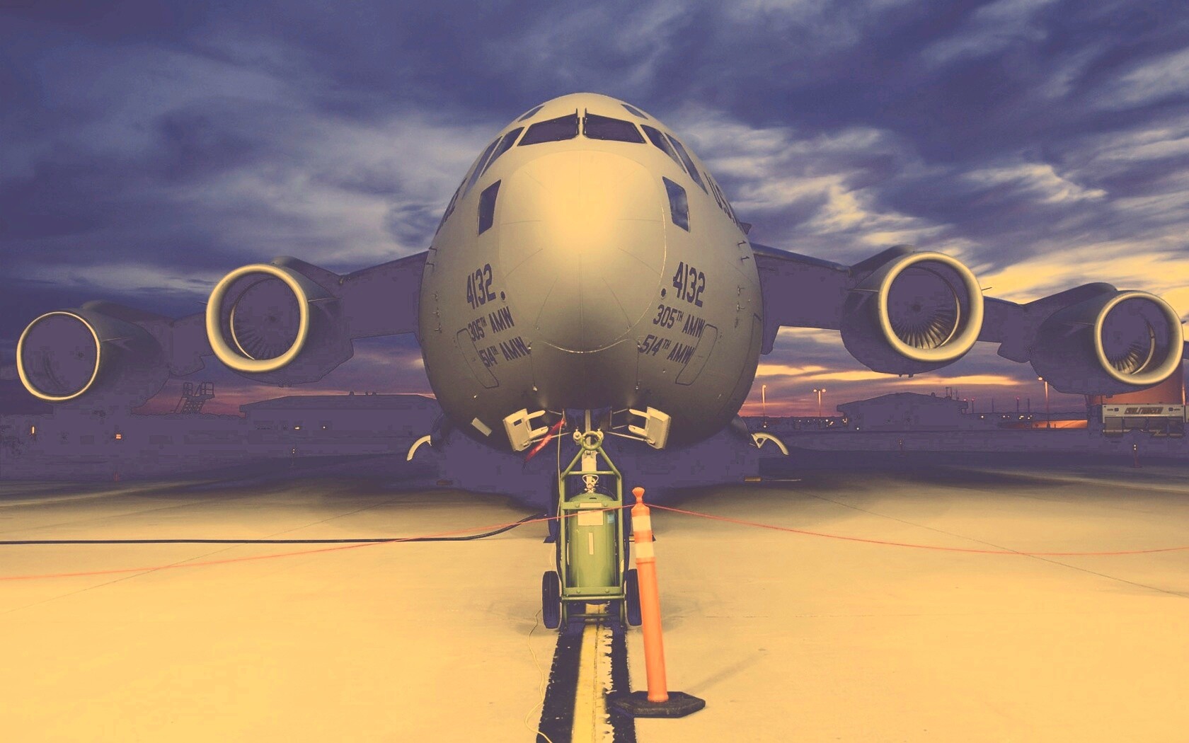 Самолет на взлетной полосе обои