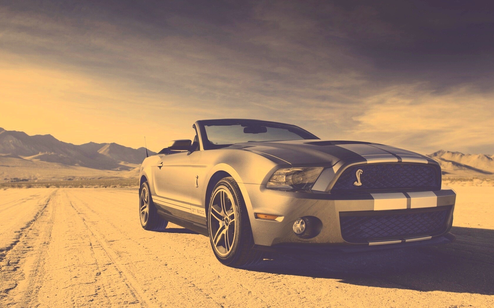 Ford Mustang на фоне гор обои