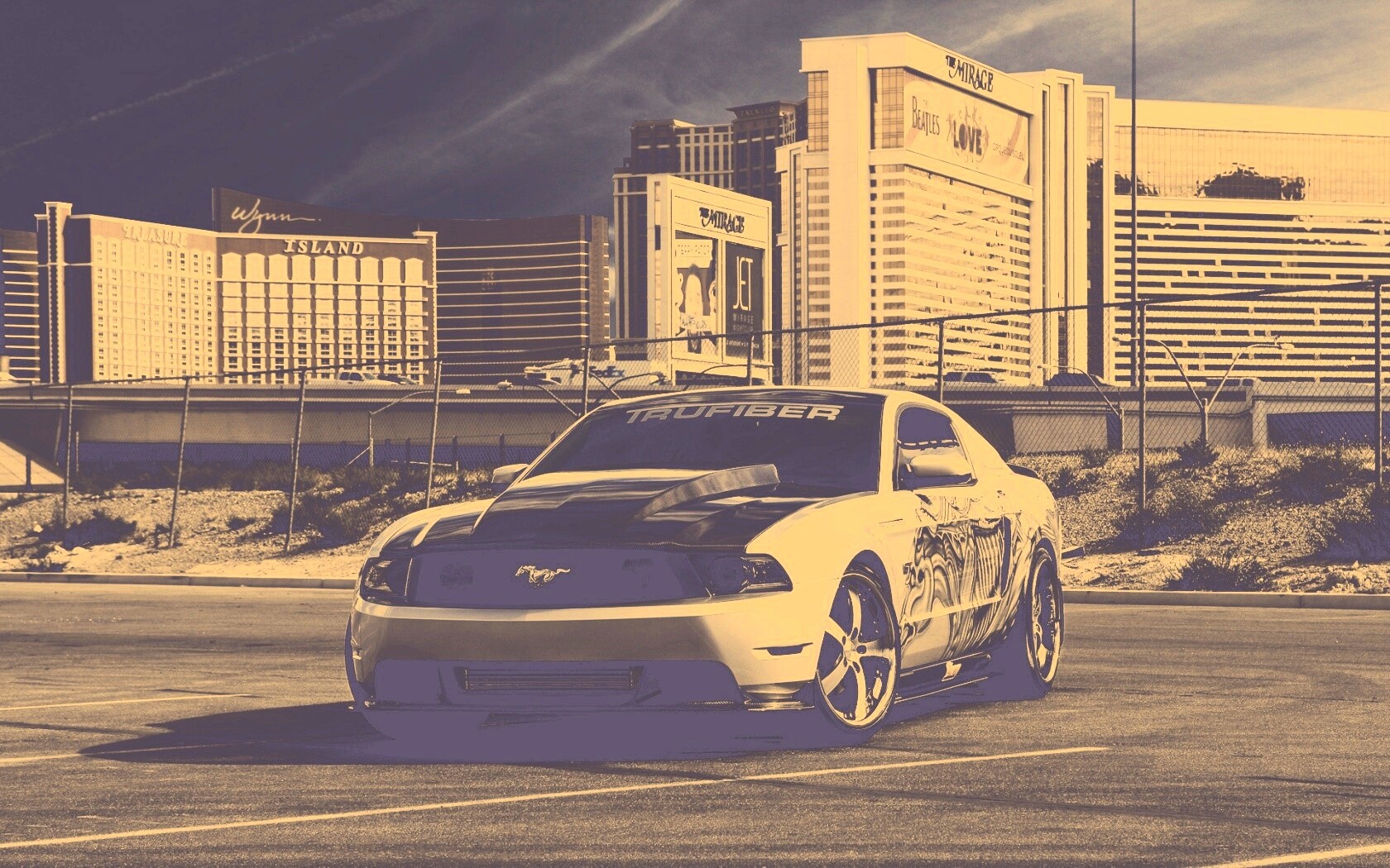 Мустанг на парковке обои