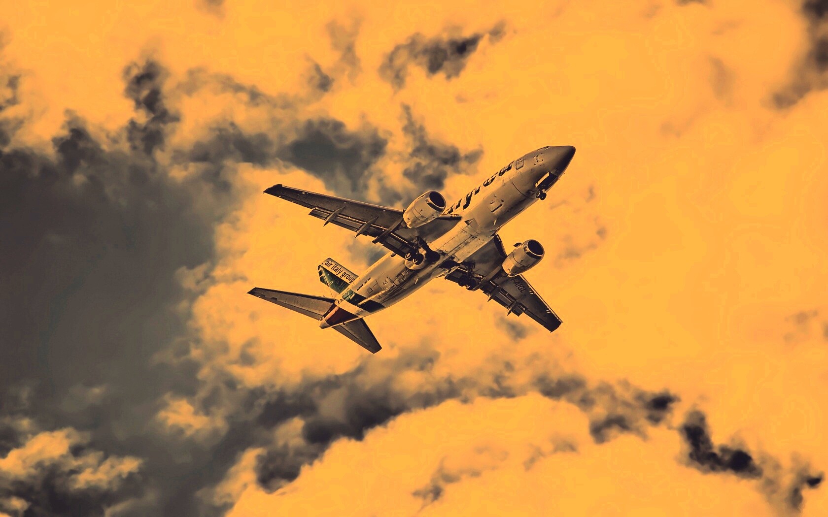 Самолет гражданской авиации в небе обои