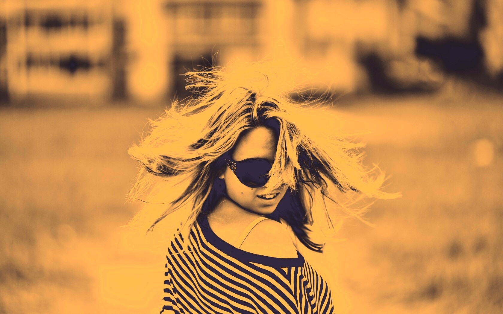 Девушка в тельняшке обои