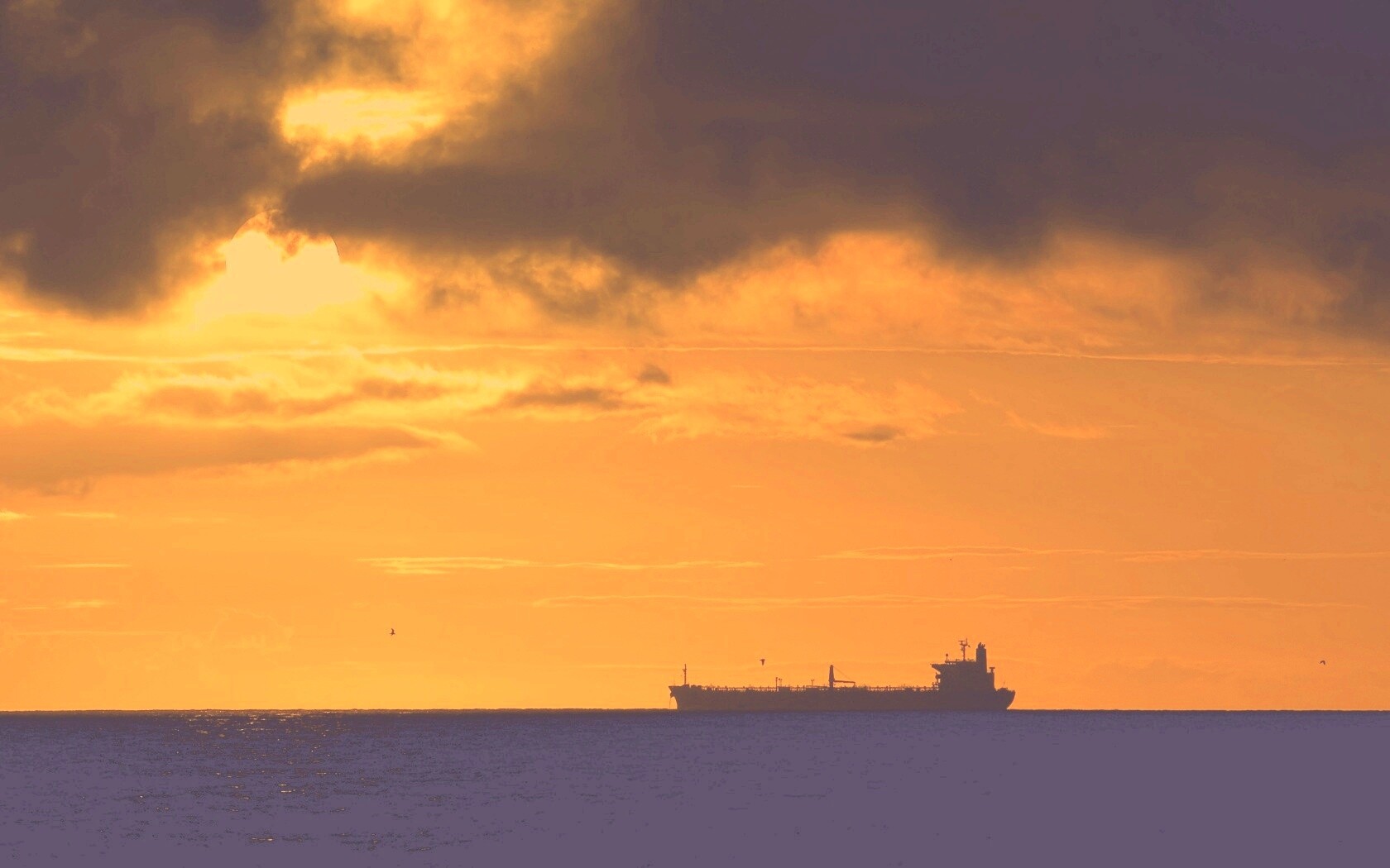 Баржа на закате обои