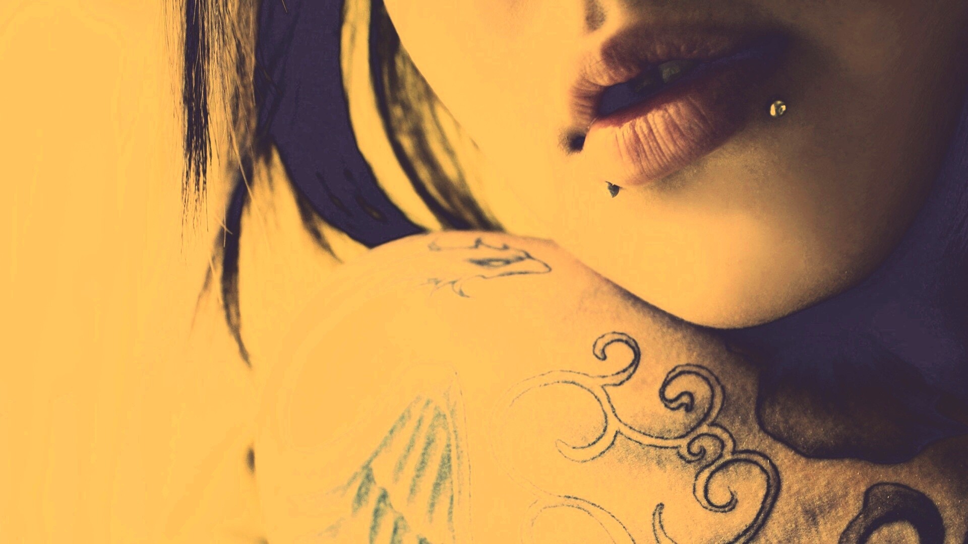 Плечо с татуировкой обои