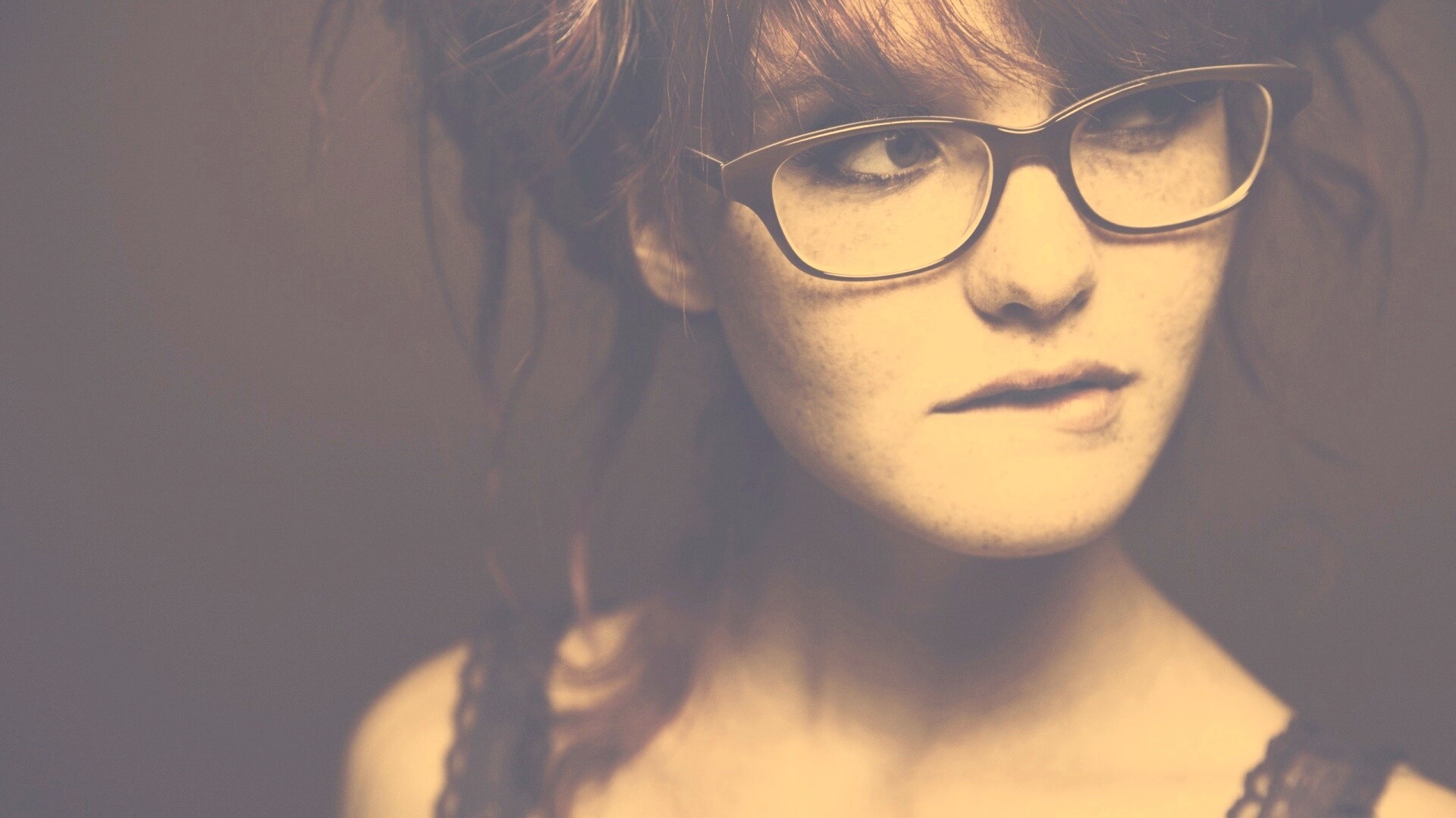 Рыженькая кусает губу обои