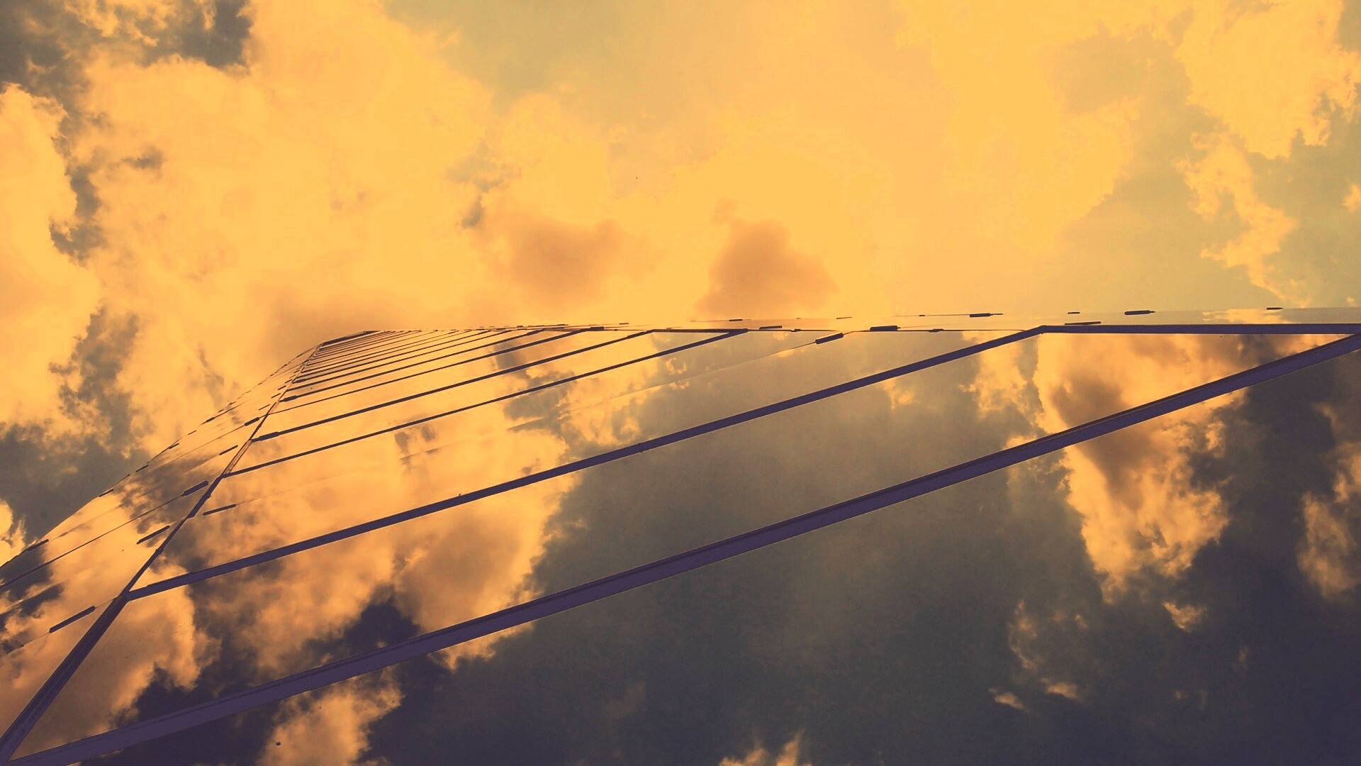 Стеклянный небоскреб уходящий в небо обои