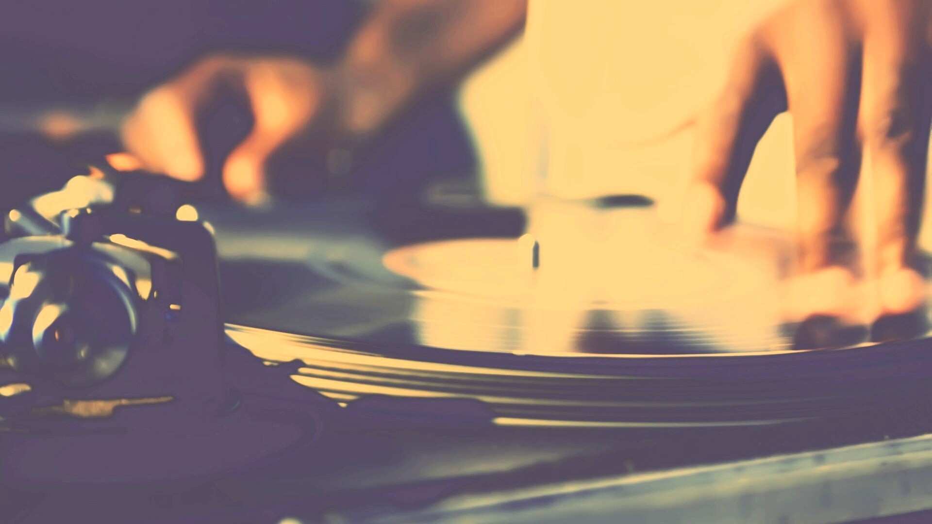 Винил на диджейском пульте обои