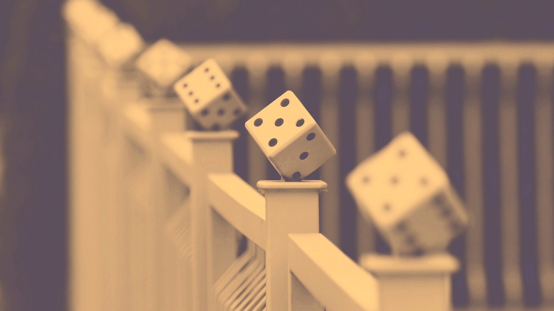 Игральные кости украшающие перила обои